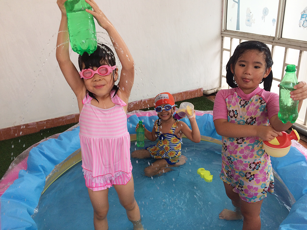 夏場は園内にプールを用意して水遊びを楽しみます。