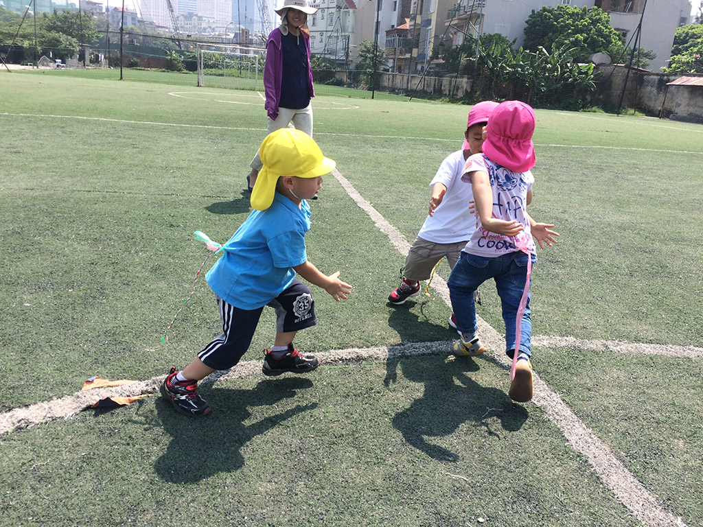地面の柔らかいサッカー場に出かけて楽しく運動をします。転んでも平気です。