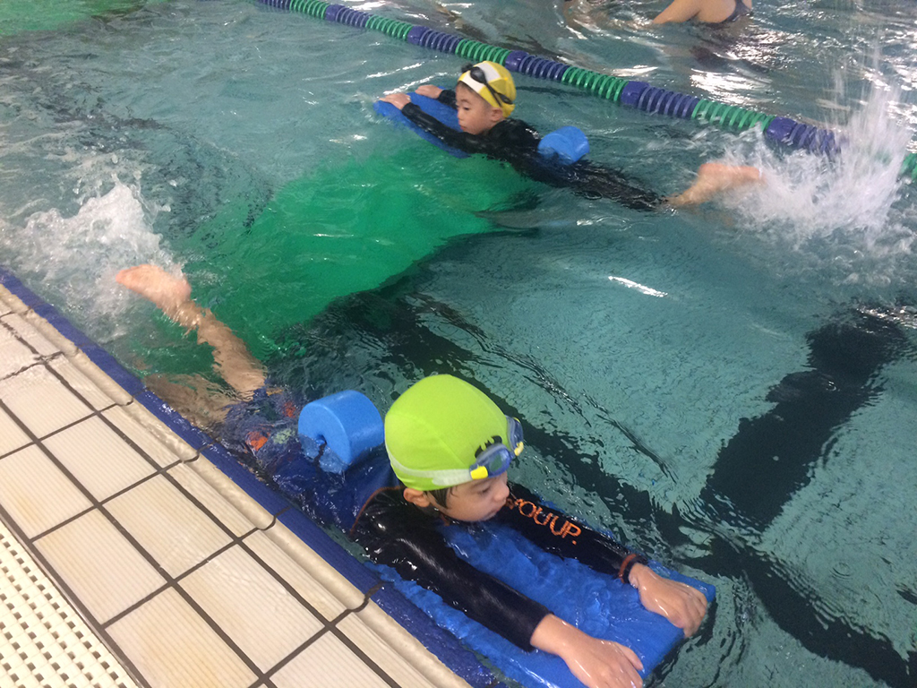 顔に水をつける水慣れから始まり、けのび、バタ足、クロールに進みます。