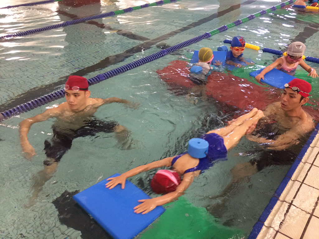 日本人コーチが常駐。プール監視員も水質も日本基準で安心です。