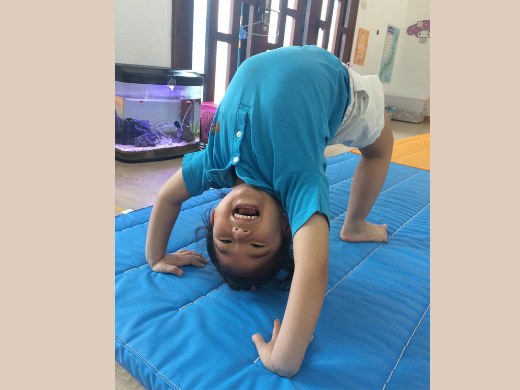 柔軟性、背筋力が養われるブリッヂ。みんな得意です。