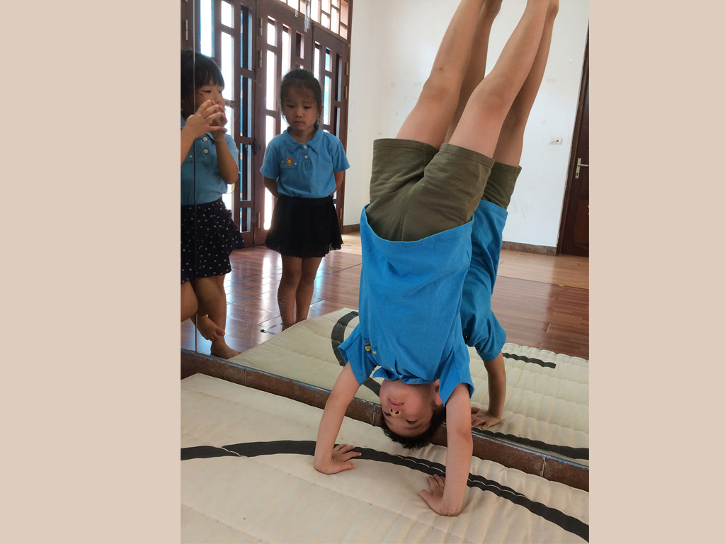 三点倒立、倒立にも取り組んでいます。