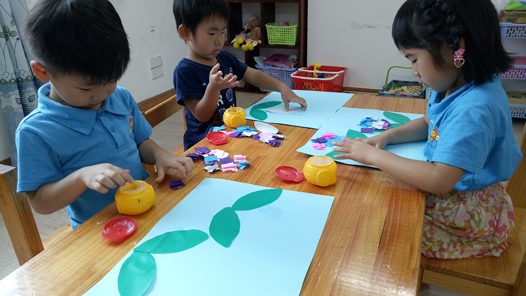 のり、はさみ、クレヨン、粘土、粘土ヘラが入ったお道具箱を一人ひとりに用意しています