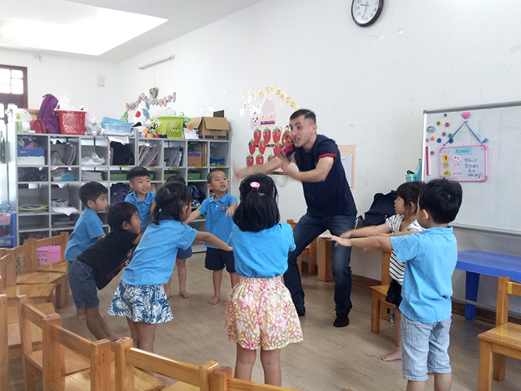 体を動かす、ゲームをするなどして楽しく英語を学びます