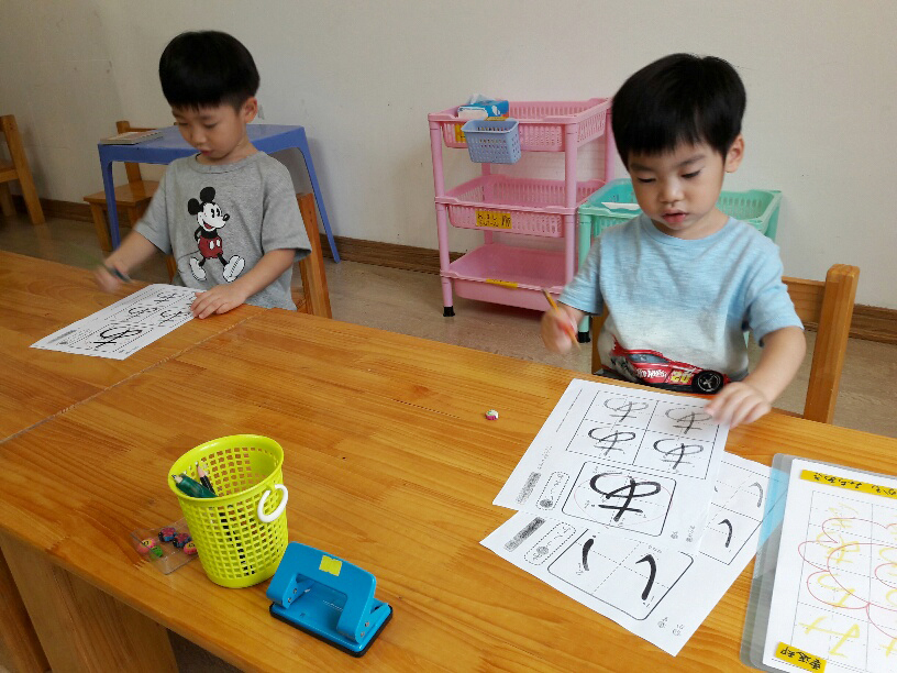 卒園までにひらがなをきれいに書けるように指導します