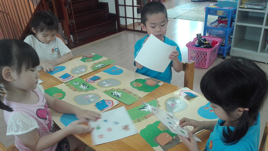 シールを貼ったり、剥がしたりしながら色々な貼り方を思いつきます。ときには大人の想像以上の貼り方をする子もいます。