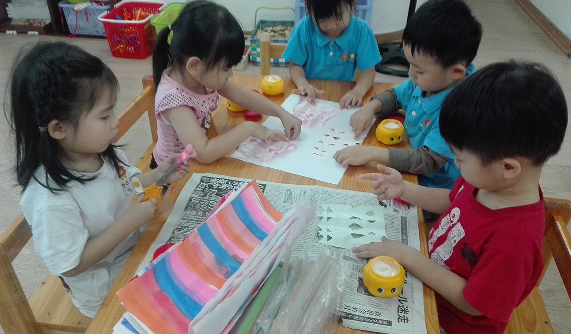 みんなで協力して作ることも。完成させたときはとても誇らしげです