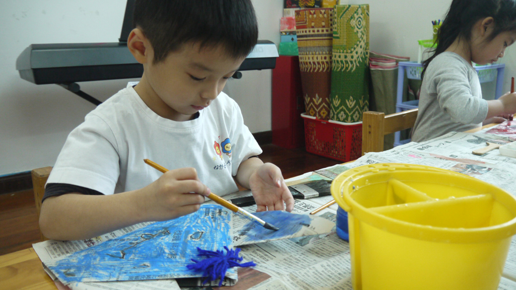 図画工作で手先の器用さ、集中力、想像力が育まれます。達成感、満足感なども味わえます