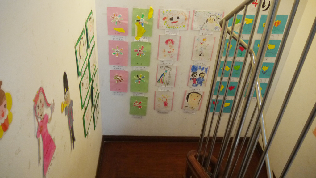 できあがった作品は園内のいろいろな場所に飾られます。自分の作品を見つけると「ここにあった!」と大喜びです。