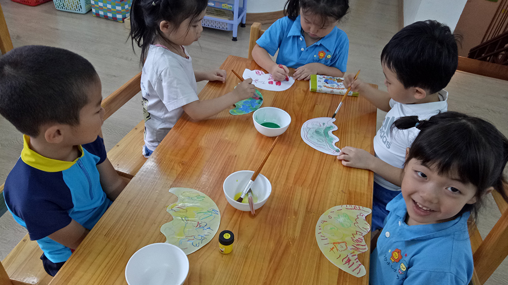 図画工作も心を育む「情操教育」です。幼児期の脳の発達には欠かせません。