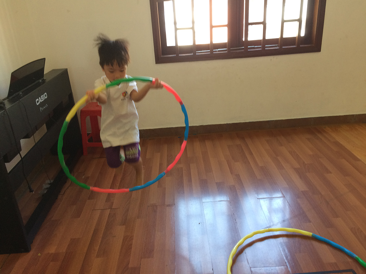 室内でも楽しく体を動かします。