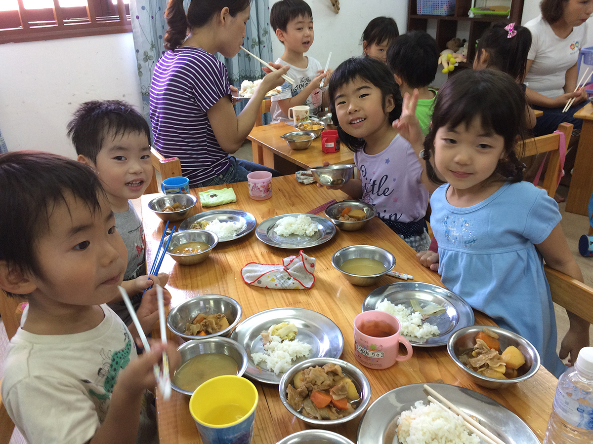 栄養豊富な給食をみんなで楽しくおいしく食べます。