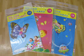 ぺたぺたシール。各学年で10種類のシール遊びがあります。