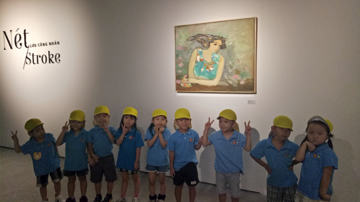 美術館で絵画鑑賞