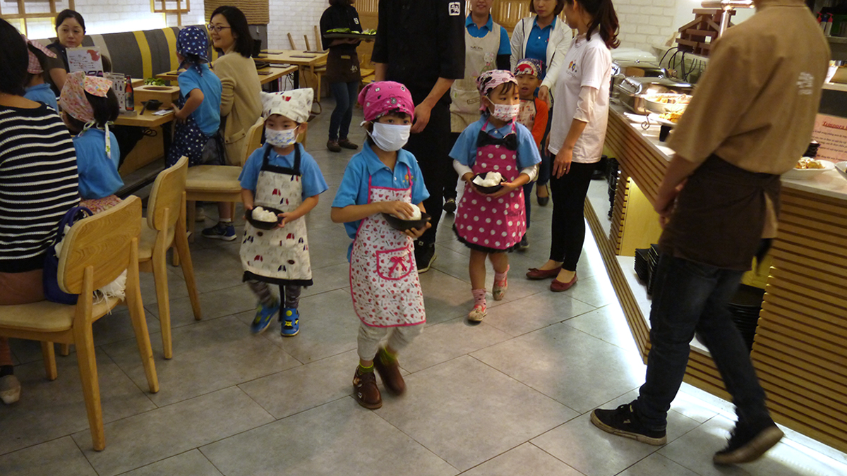 しゃぶしゃぶ温野菜で職業体験をしました。