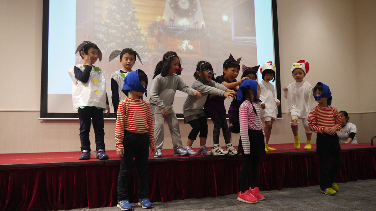 イオンモールロンビエンのイオンホールで発表会をしました。