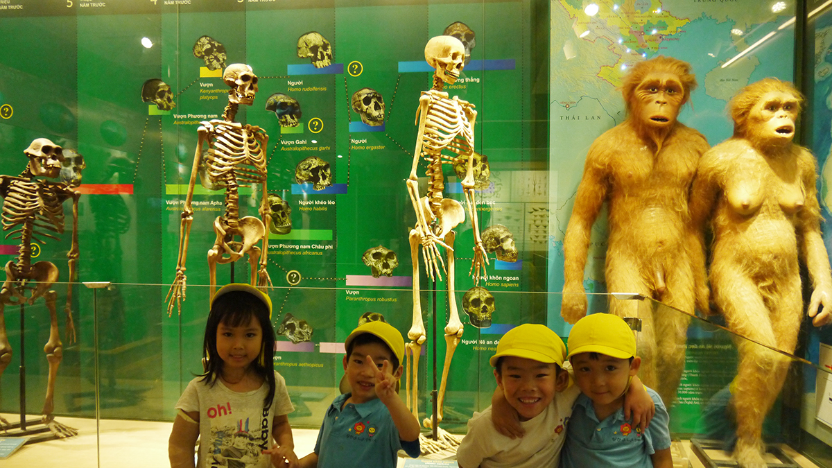 博物館で恐竜や原始人の模型に興味津々。