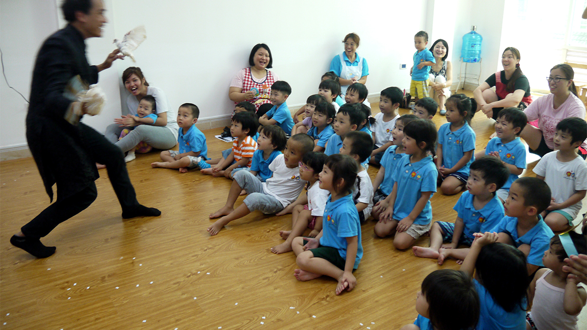 姉妹園の愛ときぼうの幼稚園でマジックショーを見ました。