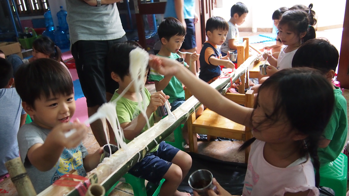 年長お泊り保育③流しそうめんでお腹いっぱいになりました。