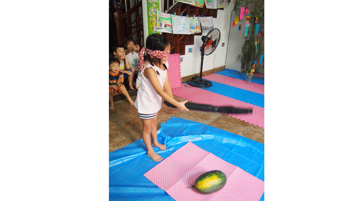 年長お泊り保育④スイカ割を楽しみました。