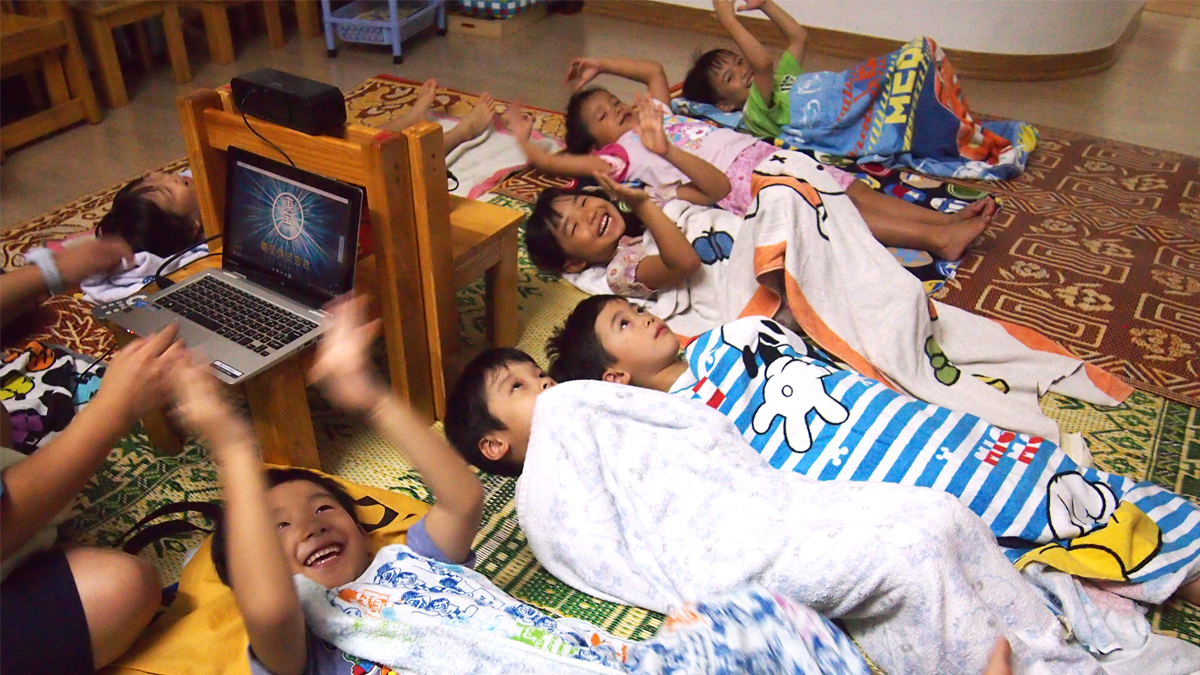 年長お泊り保育⑥銭湯に行った後、天井映画上映会をしました。