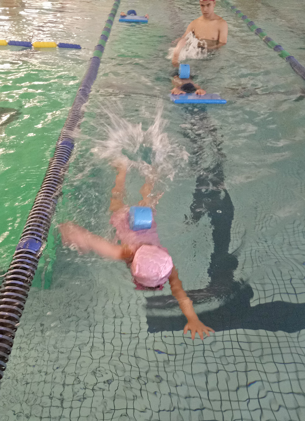 室内プールでのレッスンは1年中です。楽しみながら少しずつ取り組めばクロール25M泳げるようにもなります。