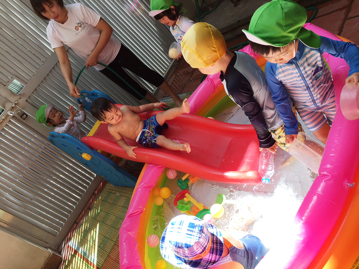 小さなクラスは水慣れから。「水遊びは楽しい」気持ちを育てます。