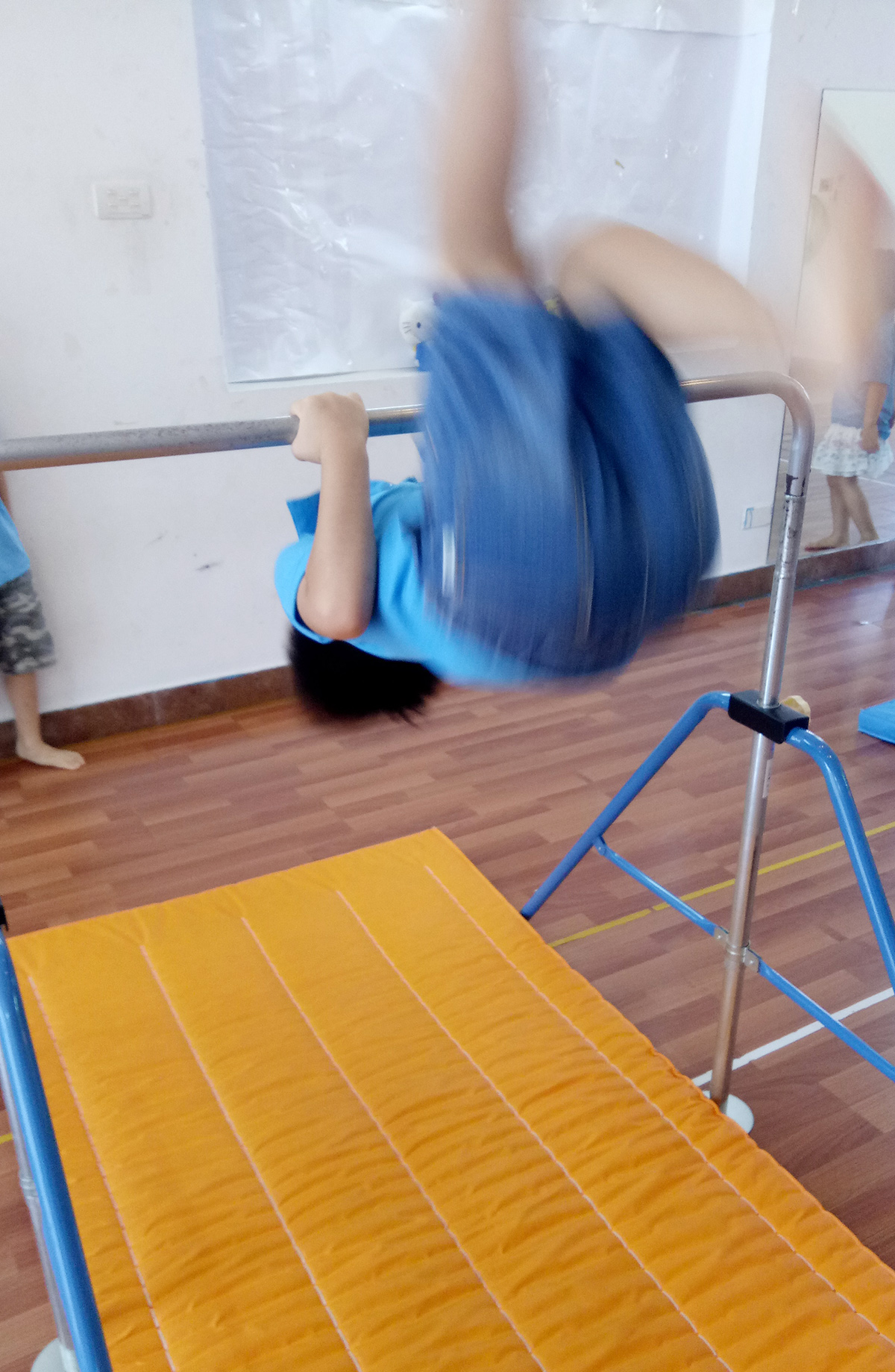 友達が運動をやっていると自分もやってみようと思います。無理にさせなくても卒園までに逆上がりができるようになります。